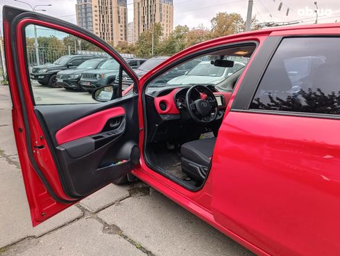 Toyota Yaris 2015 красный - фото 18