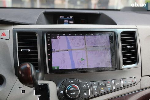 Toyota Sienna 2010 - фото 18