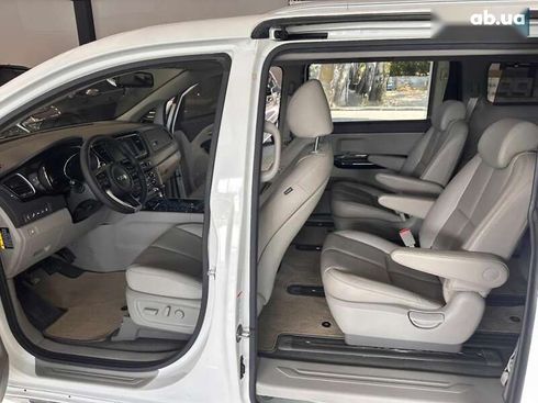 Kia Carnival 2016 - фото 20