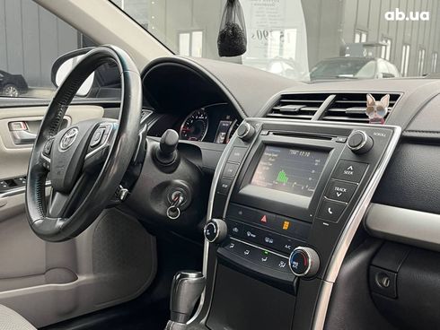 Toyota Camry 2016 серый - фото 28