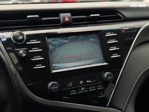 Toyota Camry 2018 серый - фото 27