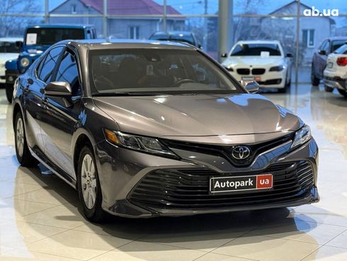 Toyota Camry 2018 серый - фото 3