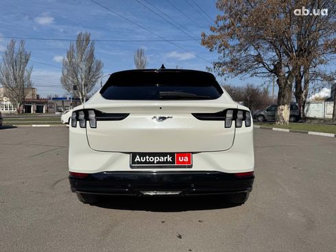 Ford Mustang Mach-E 2021 белый - фото 11