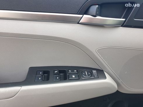 Hyundai Elantra 2018 серый - фото 18