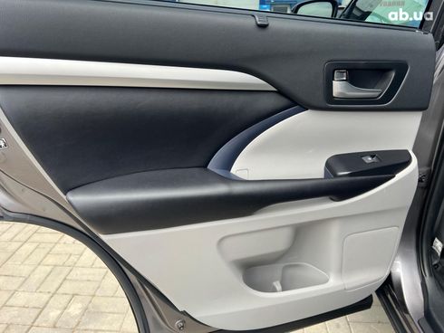 Toyota Highlander 2019 серый - фото 16