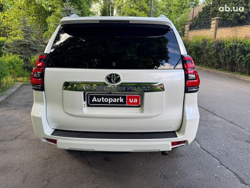 Toyota Land Cruiser Prado 2020 белый - фото 7