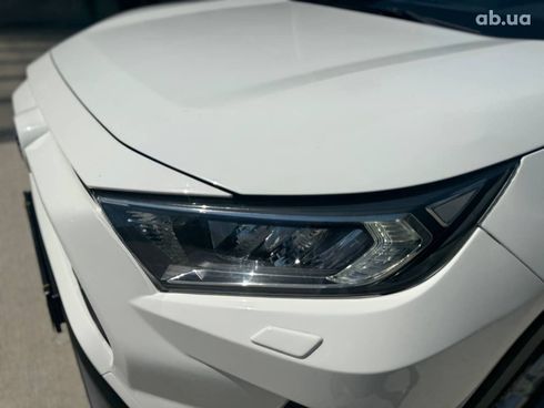 Toyota RAV4 2019 белый - фото 21