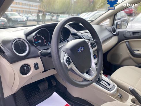 Ford Fiesta 2018 белый - фото 31