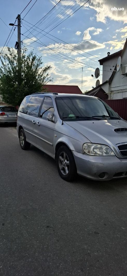 Kia Carnival 2005 серебристый - фото 10