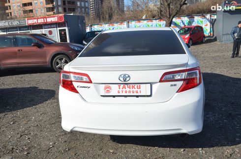 Toyota Camry 2013 белый - фото 4