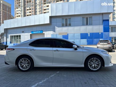 Toyota Camry 2018 белый - фото 4