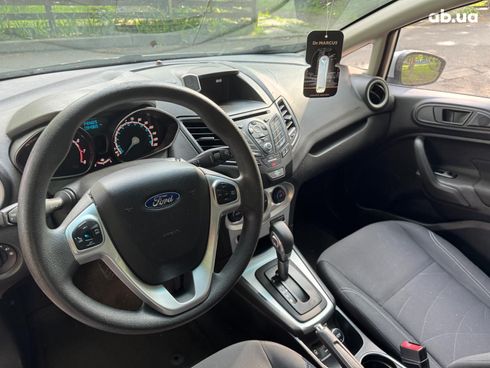 Ford Fiesta 2018 белый - фото 18