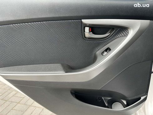 Hyundai Elantra 2013 белый - фото 15