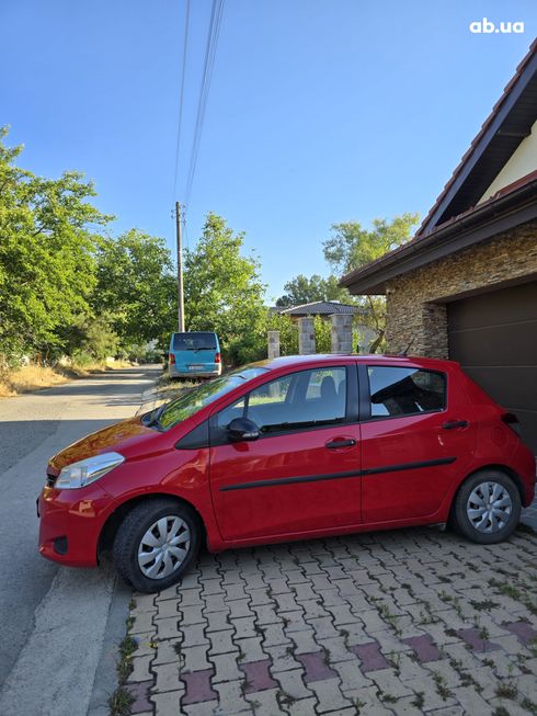 Toyota Yaris 2012 красный - фото 7