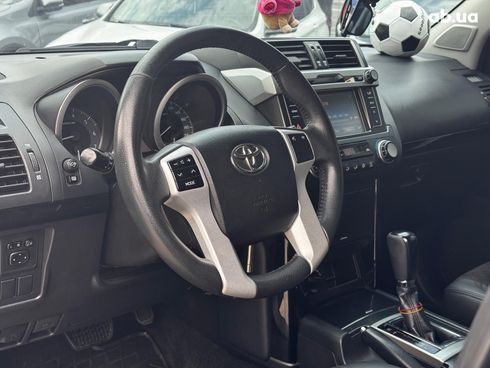 Toyota Land Cruiser Prado 2017 серый - фото 13