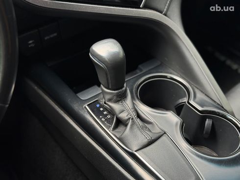 Toyota Camry 2018 серый - фото 25