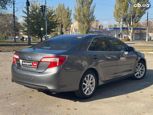 Toyota Camry 2012 серый - фото 7