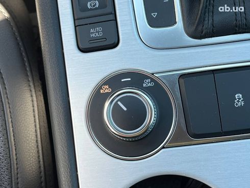 Volkswagen Touareg 2016 белый - фото 35