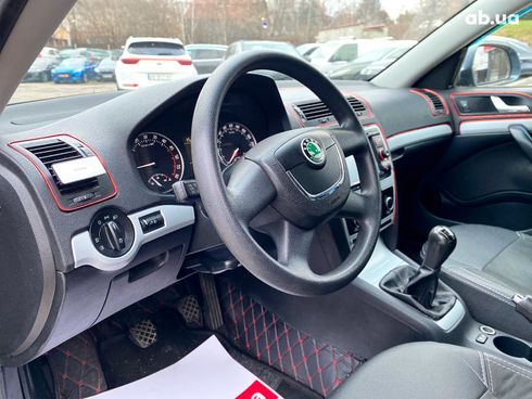 Skoda Octavia 2010 серый - фото 10