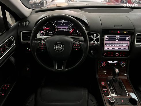 Volkswagen Touareg 2011 серый - фото 5