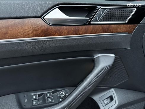 Volkswagen Passat 2018 серый - фото 30