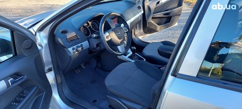 Opel Astra 2009 серебристый - фото 12