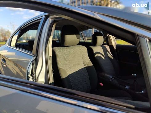 Toyota Avensis 2011 - фото 30