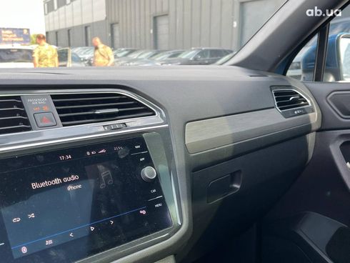 Volkswagen Tiguan 2018 синий - фото 28