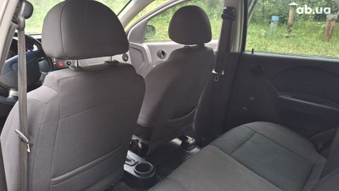 Chevrolet Aveo 2005 серебристый - фото 7