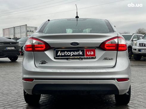 Ford Fiesta 2015 серый - фото 18