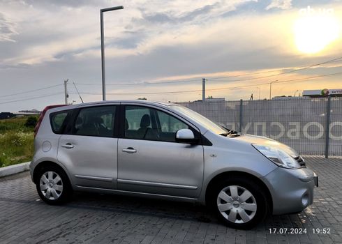 Nissan Note 2010 серебристый - фото 8