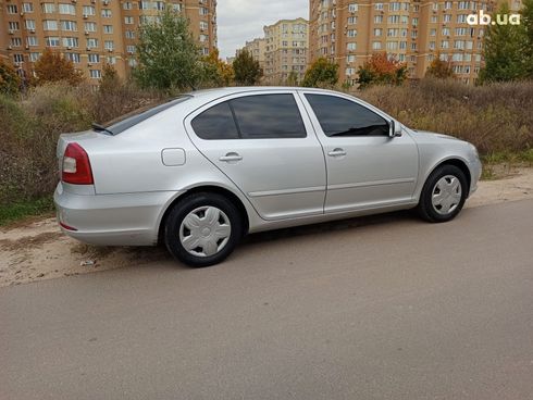 Skoda Octavia 2011 серебристый - фото 17