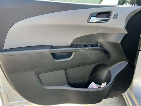 Chevrolet Sonic 2019 серый - фото 26