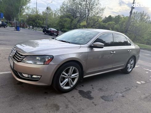 Volkswagen Passat 2015 бежевый - фото 2