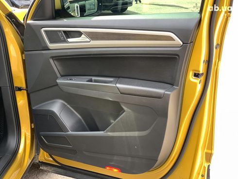 Volkswagen Atlas 2017 желтый - фото 24