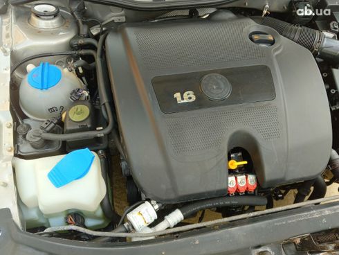 Skoda Octavia 2010 серебристый - фото 4