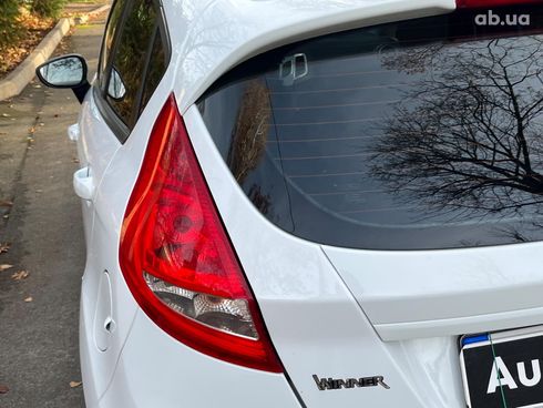 Ford Fiesta 2012 белый - фото 23