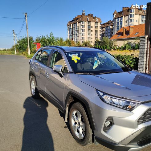 Toyota RAV4 Hybrid 2021 серебристый - фото 3