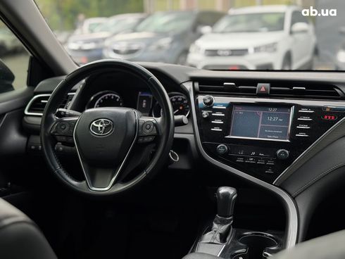 Toyota Camry 2018 серый - фото 39