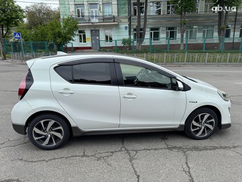 Toyota Aqua 2016 белый - фото 6