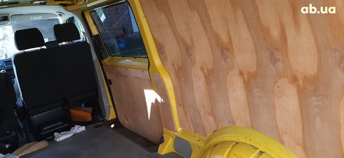 Volkswagen Transporter 2016 желтый - фото 8