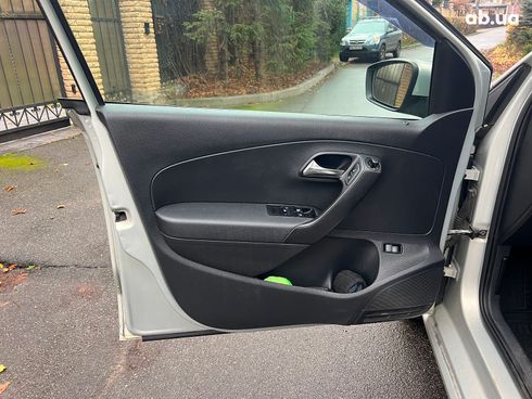 Volkswagen Polo 2013 бежевый - фото 25