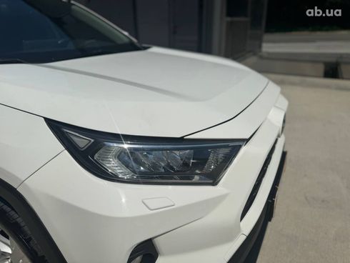 Toyota RAV4 2019 белый - фото 22