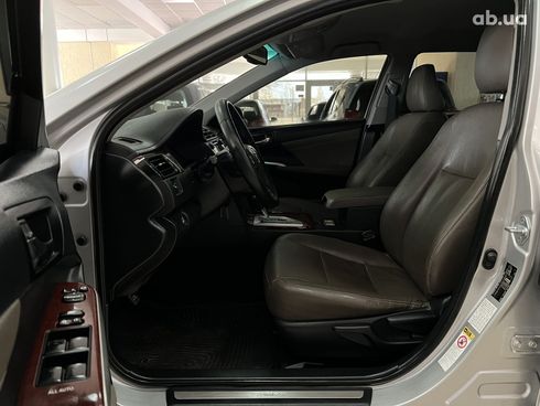 Toyota Camry 2012 серебристый - фото 11