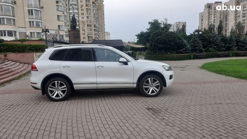 Volkswagen Touareg 2013 белый - фото 7