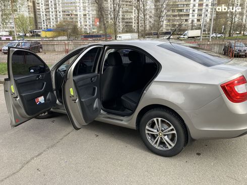 Skoda Rapid 2013 бежевый - фото 7