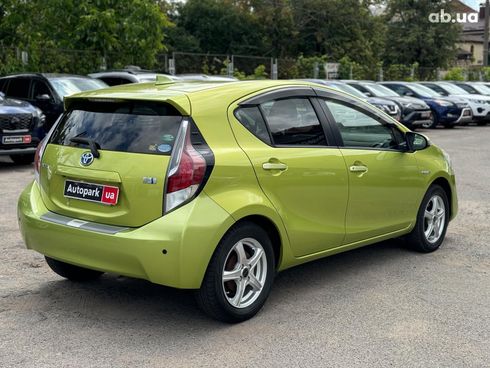 Toyota Aqua 2015 зеленый - фото 5