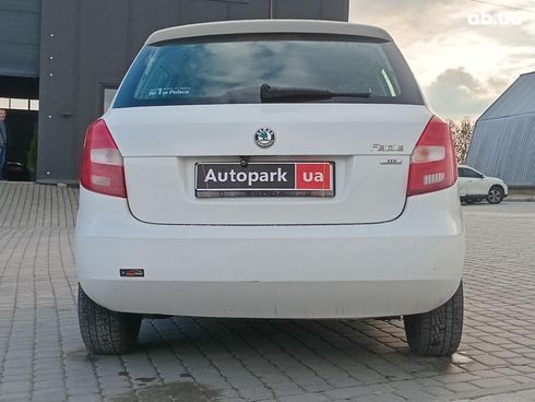 Skoda Fabia 2012 белый - фото 3