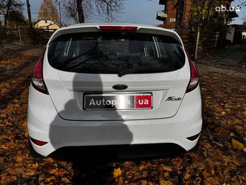 Ford Fiesta 2017 белый - фото 7