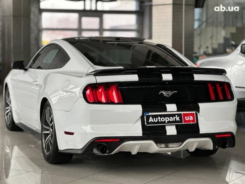 Ford Mustang 2015 белый - фото 7